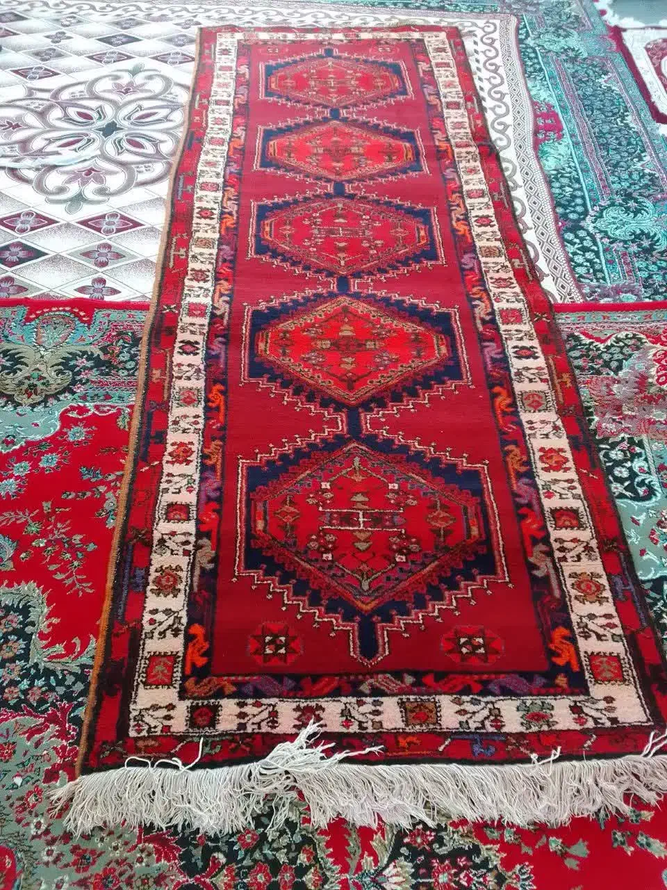 فرش دستبافت قرمز(اوچ ارشین)|فرش|نیر (اردبیل), |دیوار