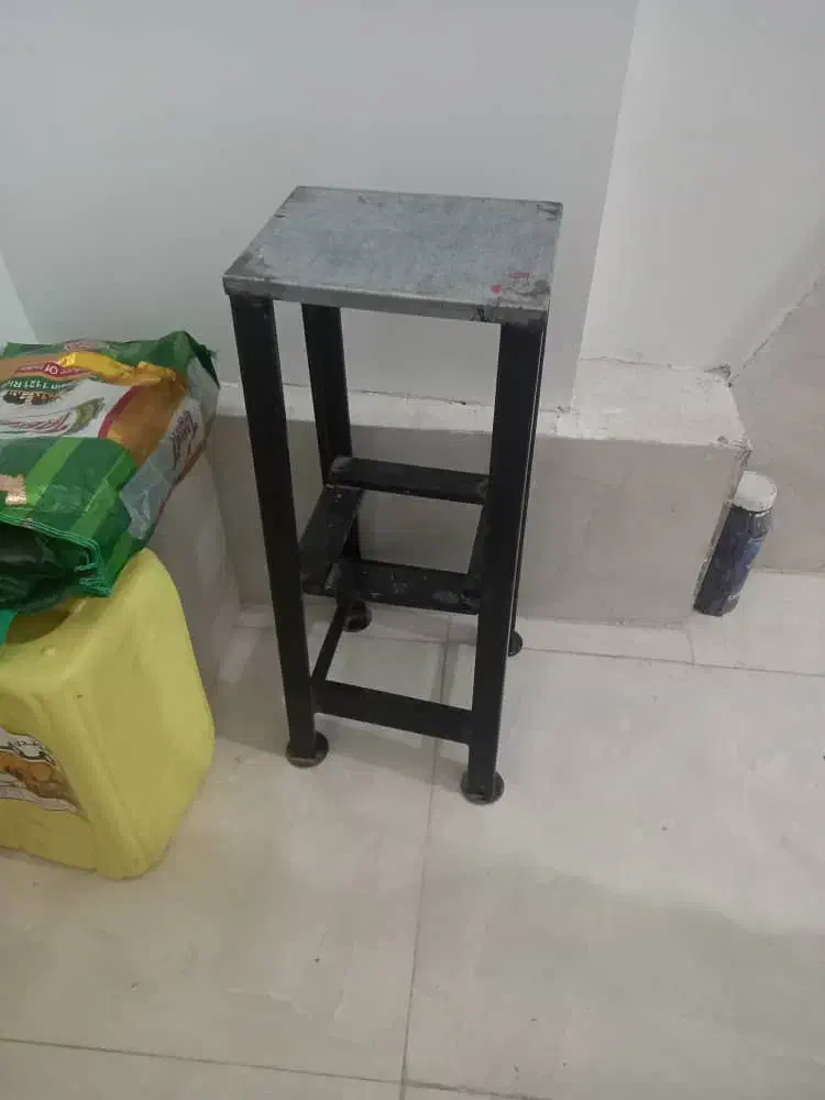 چهارپایه فلزی بسیارمحکم|صندلی و نیمکت|شیراز, کوشک میدان|دیوار