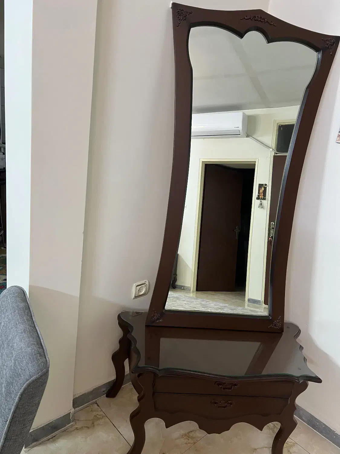 آیینه ومیز|آینه|بهارستان, |دیوار