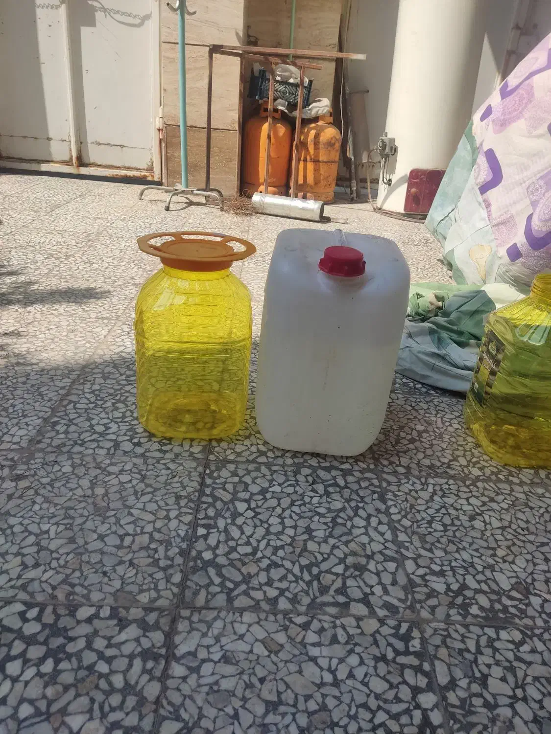 تعدادی دبه ده و بیست لیتری جنس ضخیم مواد نو|ظروف نگهدارنده، پلاستیکی، یک‌بارمصرف|شیراز, شهرک مطهری|دیوار