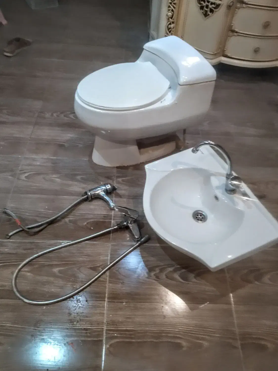 فروش توالت فرنگی و روشویی با دو عدد شیرآلات|لوازم سرویس بهداشتی|شیراز, هفت تنان|دیوار