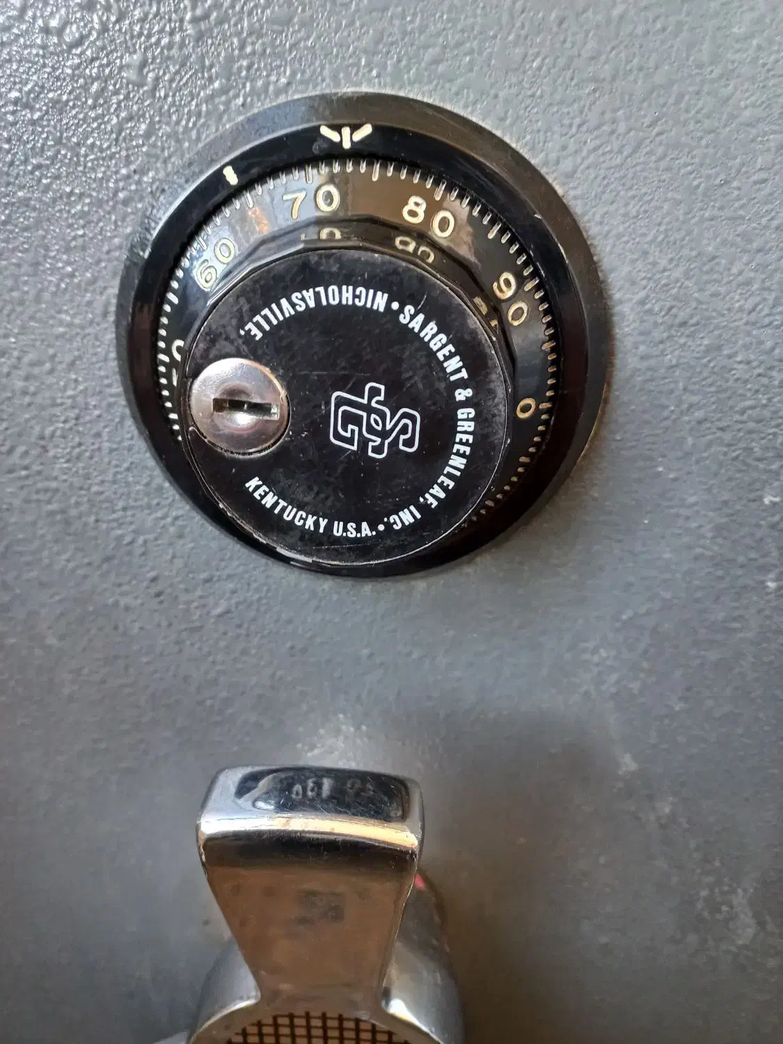 گاوصندوق (زنجان) ایستاده ویترینی گاو صندوق اصل|ابزارآلات|زنجان, |دیوار