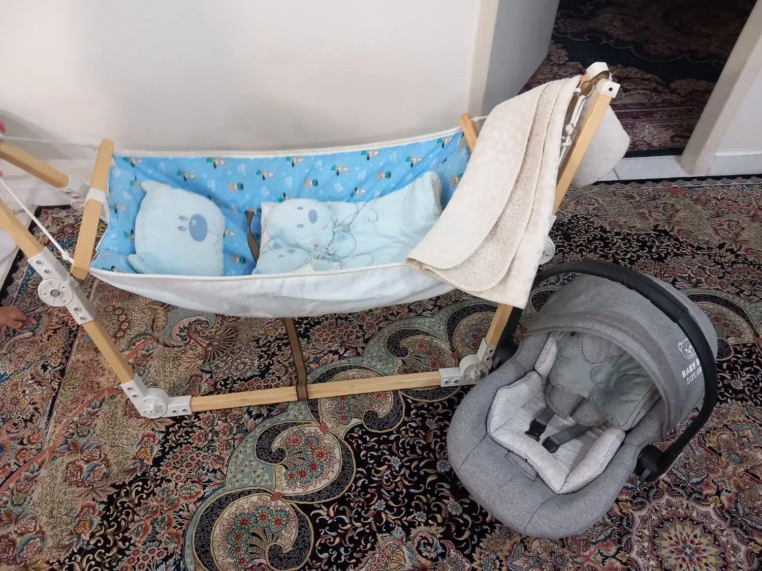 گهواره کودک در حد نو و کریر نو|اسباب و اثاث بچه|کرج, برغان|دیوار