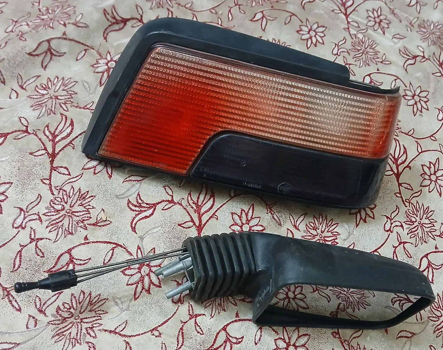 چراغ عقب و آینه بغل ۴۰۵|قطعات یدکی و لوازم جانبی|قم, پردیسان|دیوار