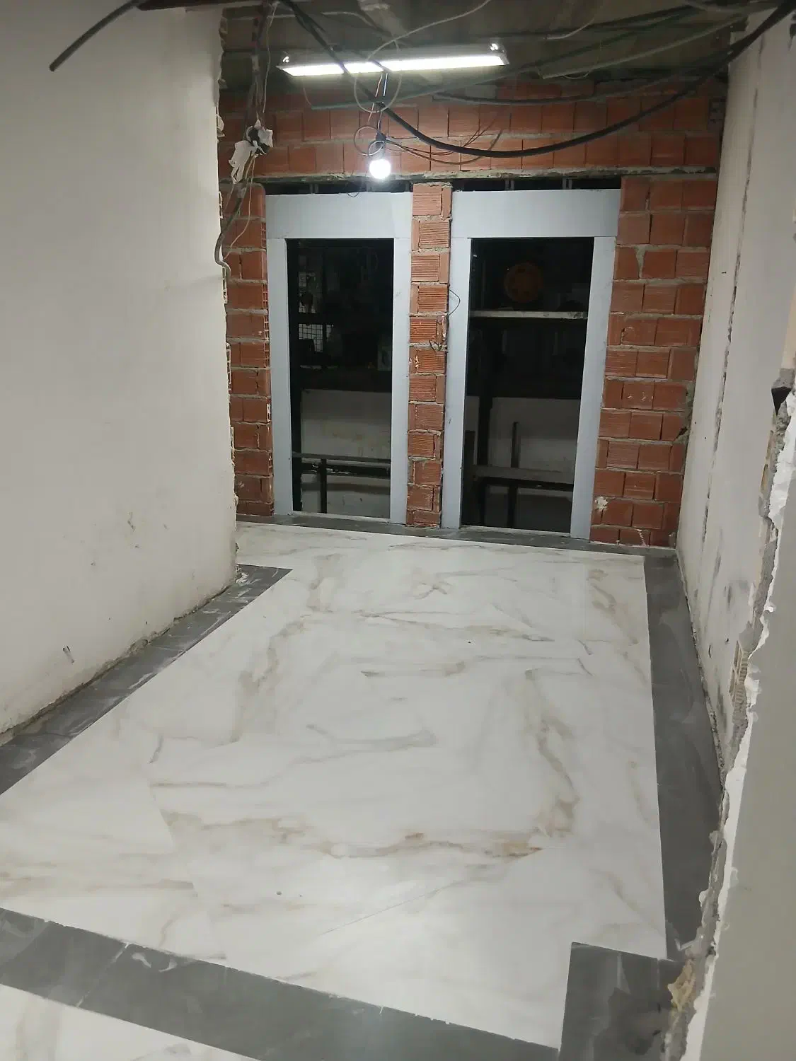 به یک استادکار ویک کارگرکاشی کاری نیازمندیم|استخدام معماری، عمران و ساختمانی|اردبیل, |دیوار