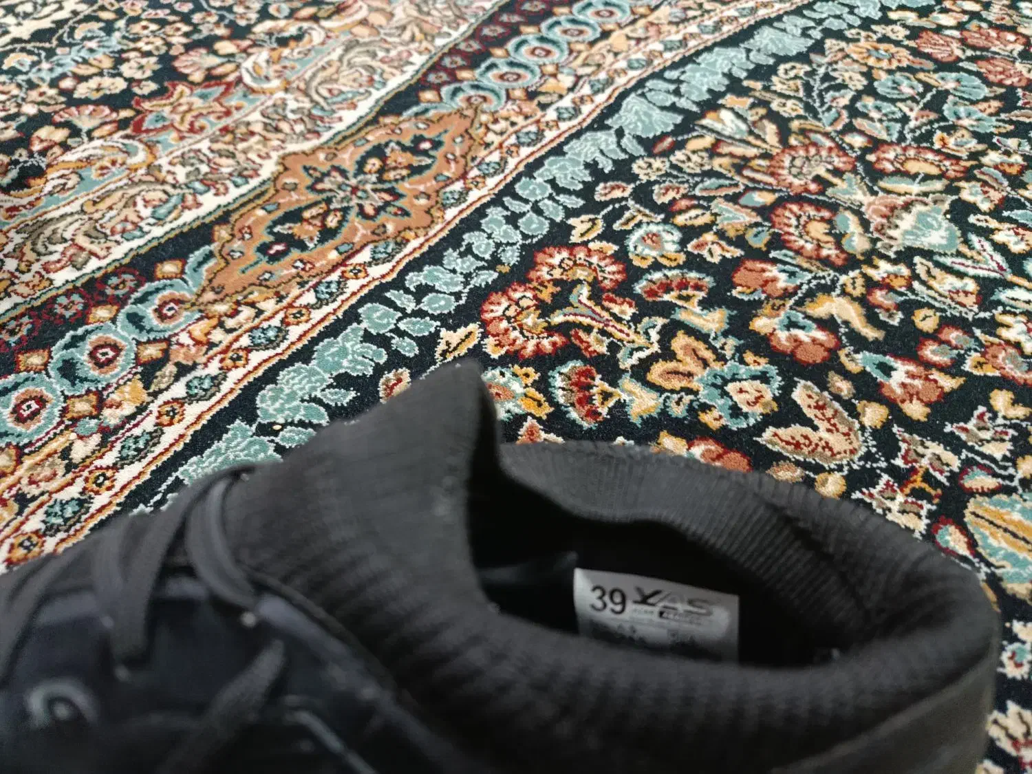 کفش پسرانه|کیف، کفش، کمربند|صدرا-فارس, فاز ۱|دیوار