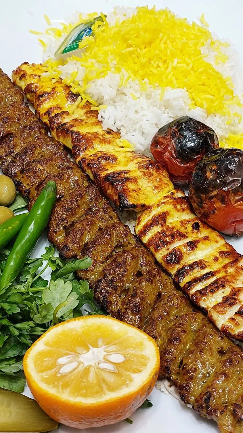 استخدام آشپز ماهر حرفه ای جهت رستوران ایرانی|استخدام خدمات فروشگاه و رستوران|قم, آزادگان|دیوار