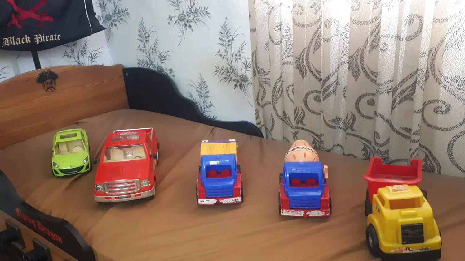 ماشین اسباب بازی|اسباب‌‌بازی|رباط‌کریم, رباط‌کریم|دیوار