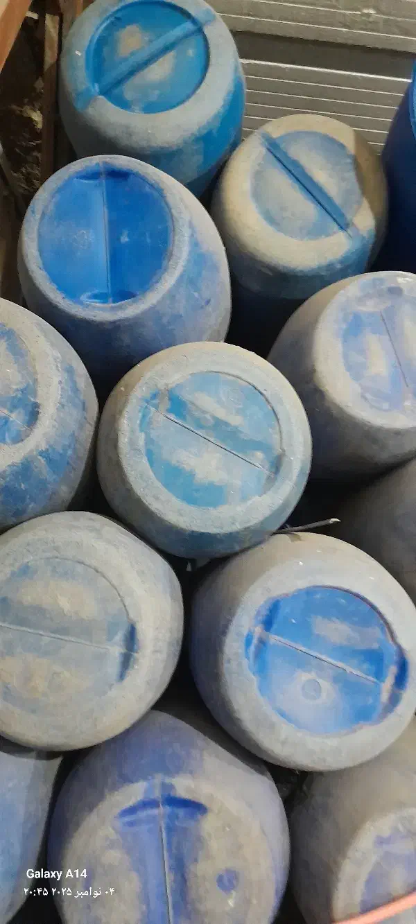 تعدادی بشکه|ظروف نگهدارنده، پلاستیکی، یکبارمصرف|بروجرد, |دیوار