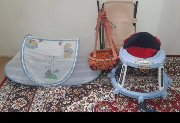 چند عدد وسایل کودک ( فروش فوری )|اسباب و اثاث بچه|ابهر, |دیوار