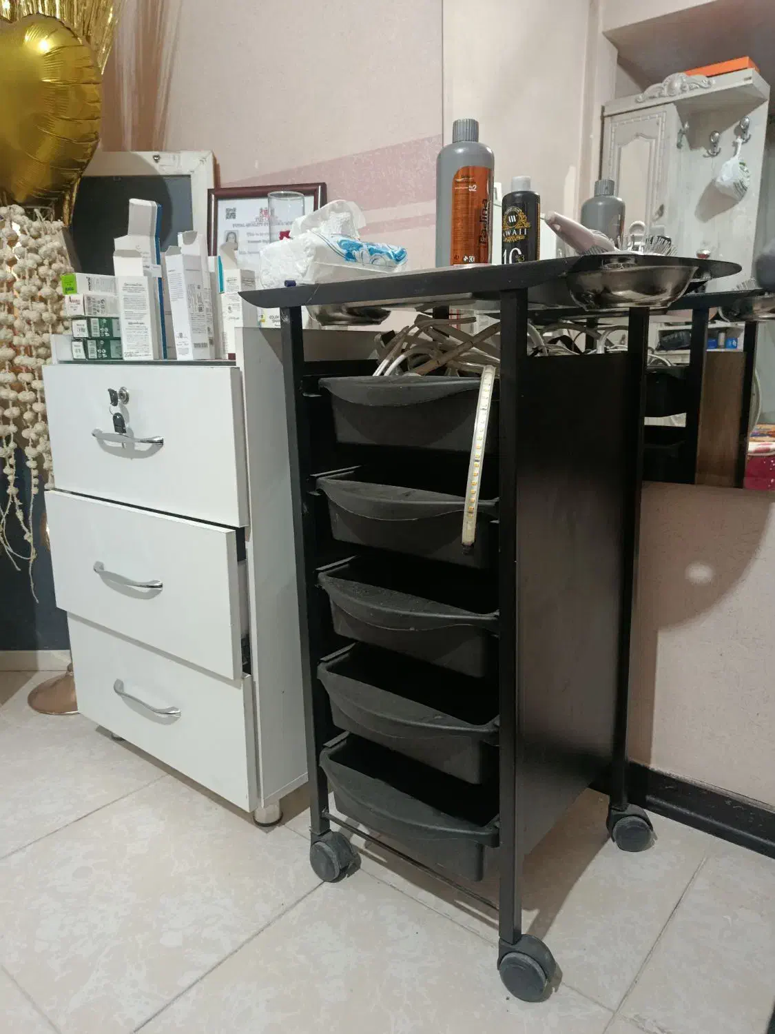 آیینه قدی و ترولی چوبی سفید، تمیز|آرایشگاه و سالن‌های زیبایی|پردیس, فاز ۳|دیوار