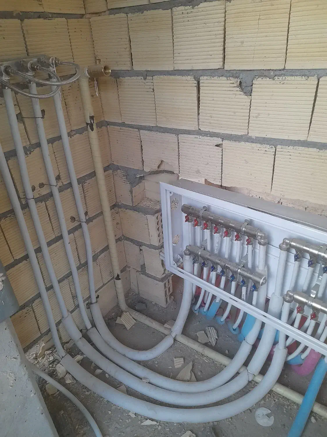 لوله کشی آب و فاضلاب نصب شیرآلات رادیاتور وجوشکاری|خدمات پیشه و مهارت|اصفهان, دستگرده|دیوار