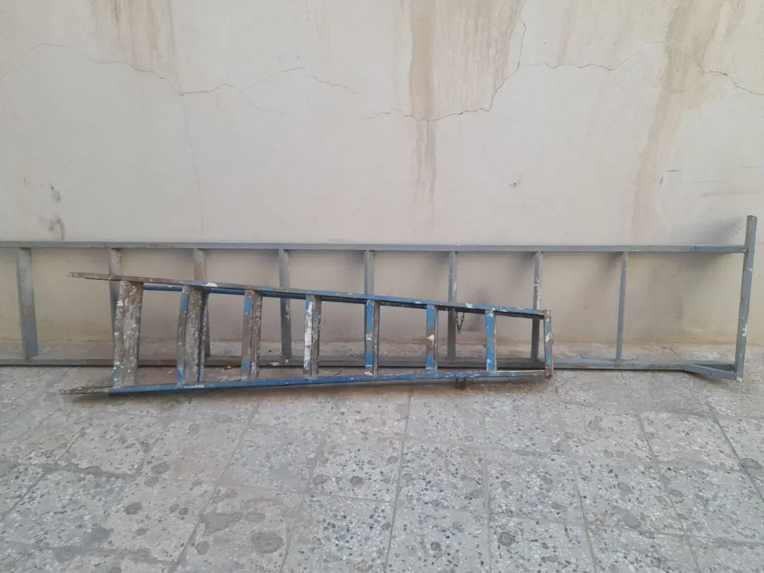 نردبان آهنی|ابزارآلات|قم, در بهشت|دیوار