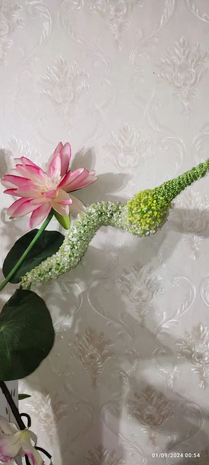 گلدان ایستاده چوبی پر از گل های شیک|گل مصنوعی|تبریز, |دیوار