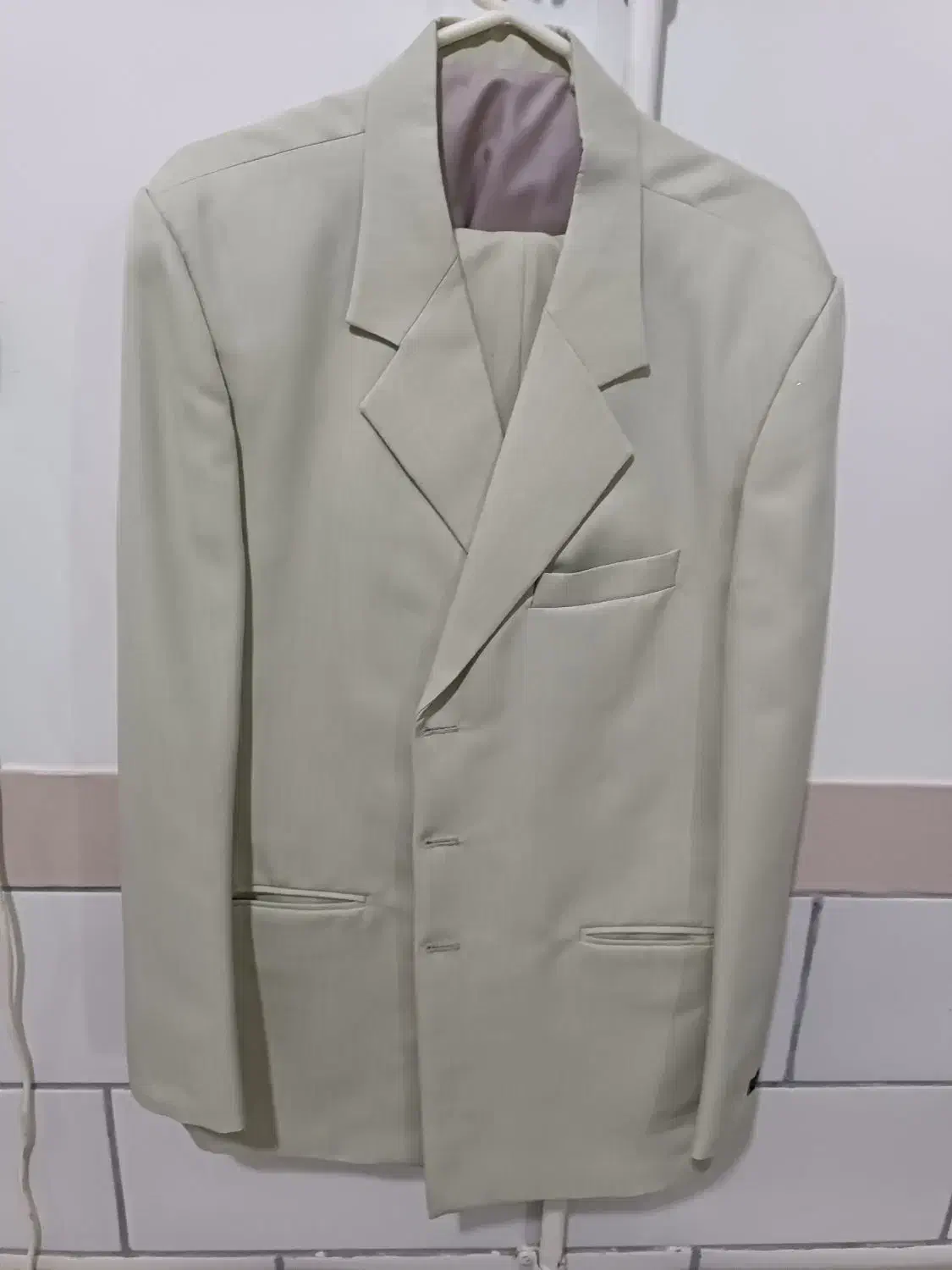 کت وشلوار نو|لباس|قم, قلعه کامکار|دیوار