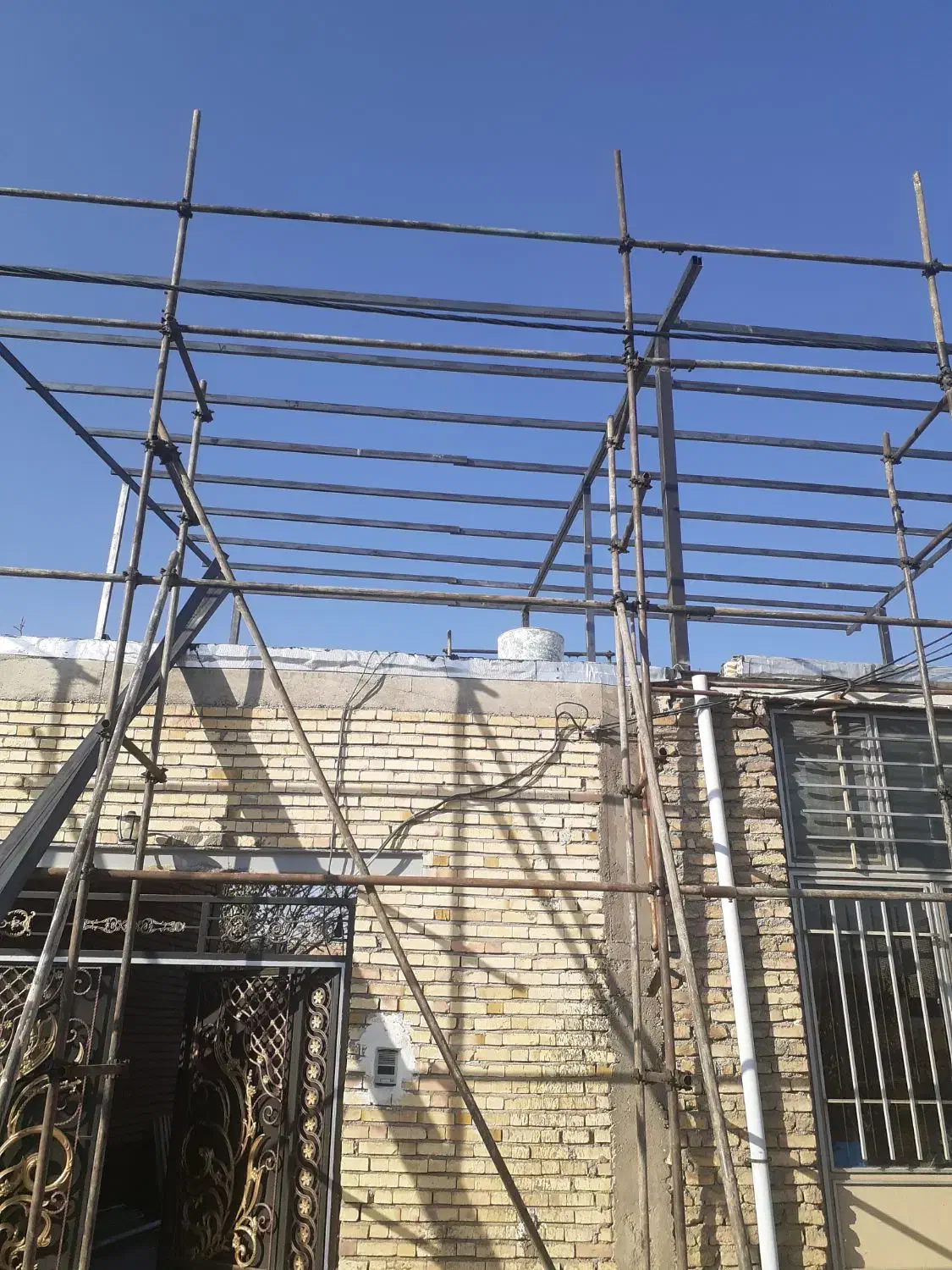 اجرای شیروانی اسکلت  بناهی سیمان کاری وغره|خدمات پیشه و مهارت|بیجار, |دیوار