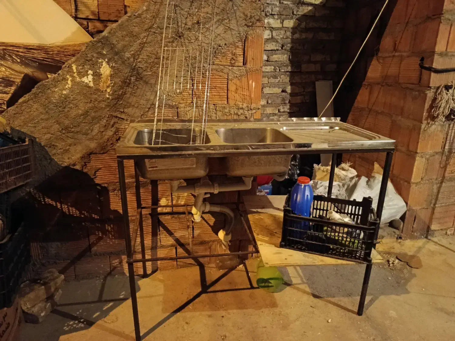 سینگ.چهار پایه و آب چک|آب‌چکان و نظم‌دهنده ظروف|کرمان, |دیوار