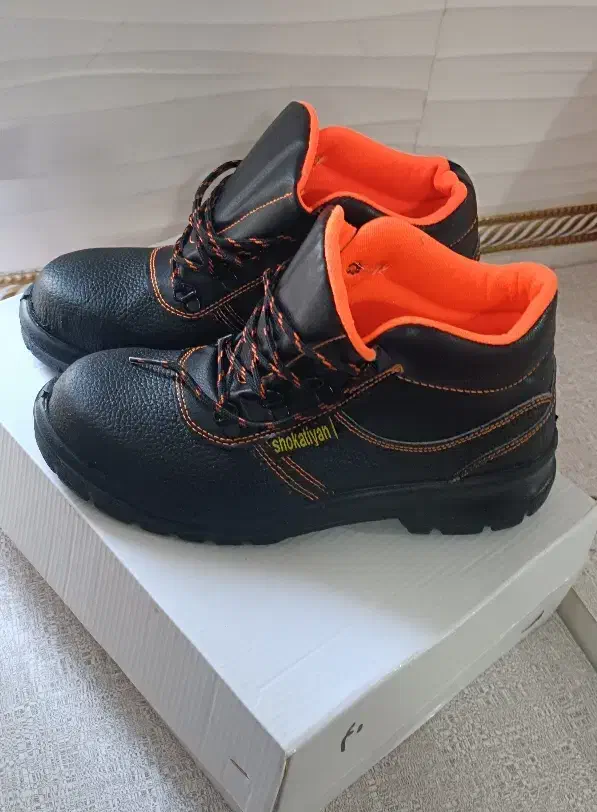 پوتین|کیف، کفش، کمربند|قیدار, |دیوار