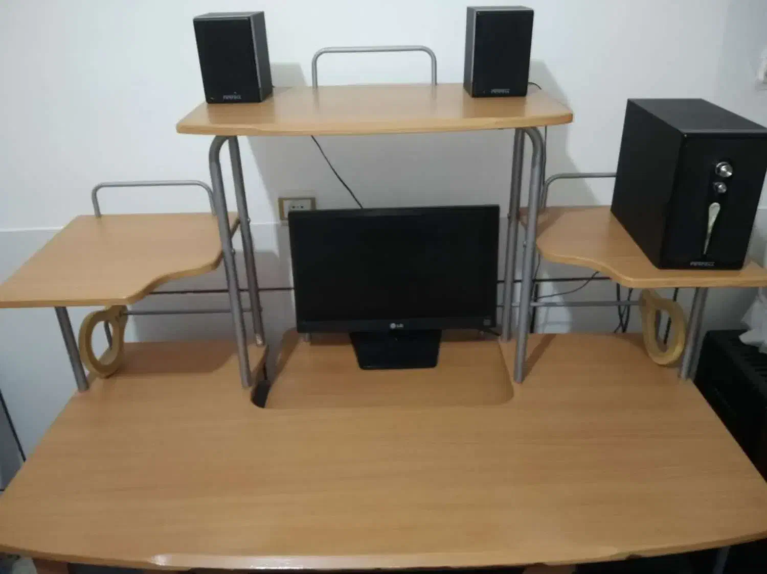 میز کامپیوتر تمیز و سالم در حد نو|میز تحریر و کامپیوتر|شهرضا, |دیوار