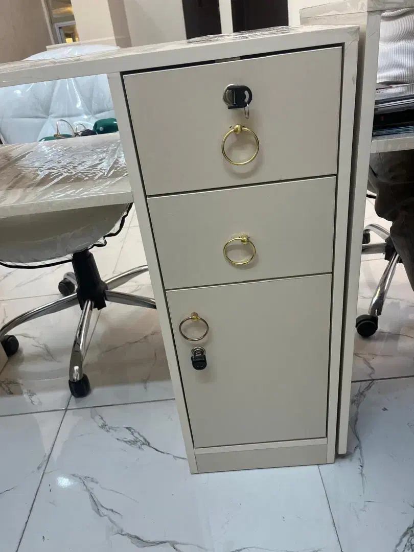 فروش میز ناخن|آرایشگاه و سالن‌های زیبایی|شیراز, بعثت|دیوار