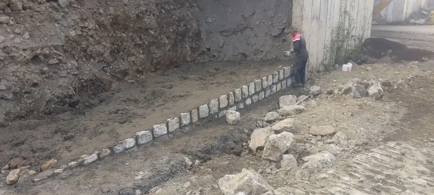 کارگر حرفه ای (سنگ چین مالون)|خدمات پیشه و مهارت|امامزاده عبدالله, |دیوار