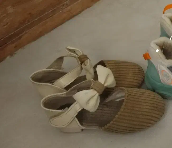 کفش بچه گانه|کفش و لباس بچه|ری, شهادت|دیوار