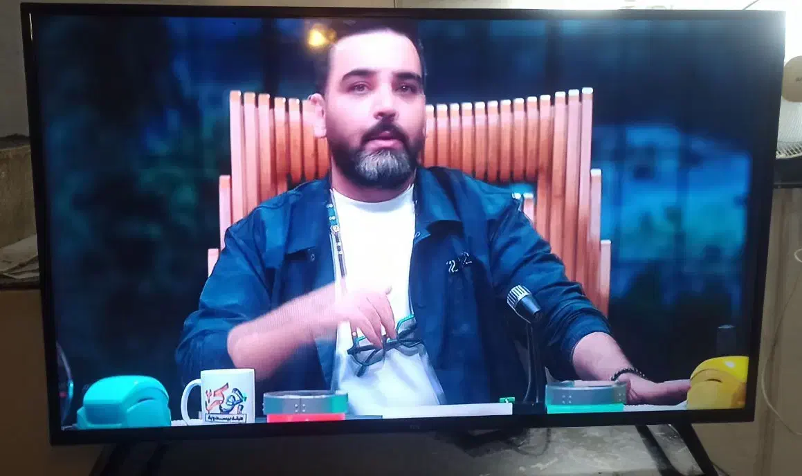 ال ای دی ۵۰ اینچ الجی دور نقره ای پایه کنار|تلویزیون و پروژکتور|همدان, |دیوار