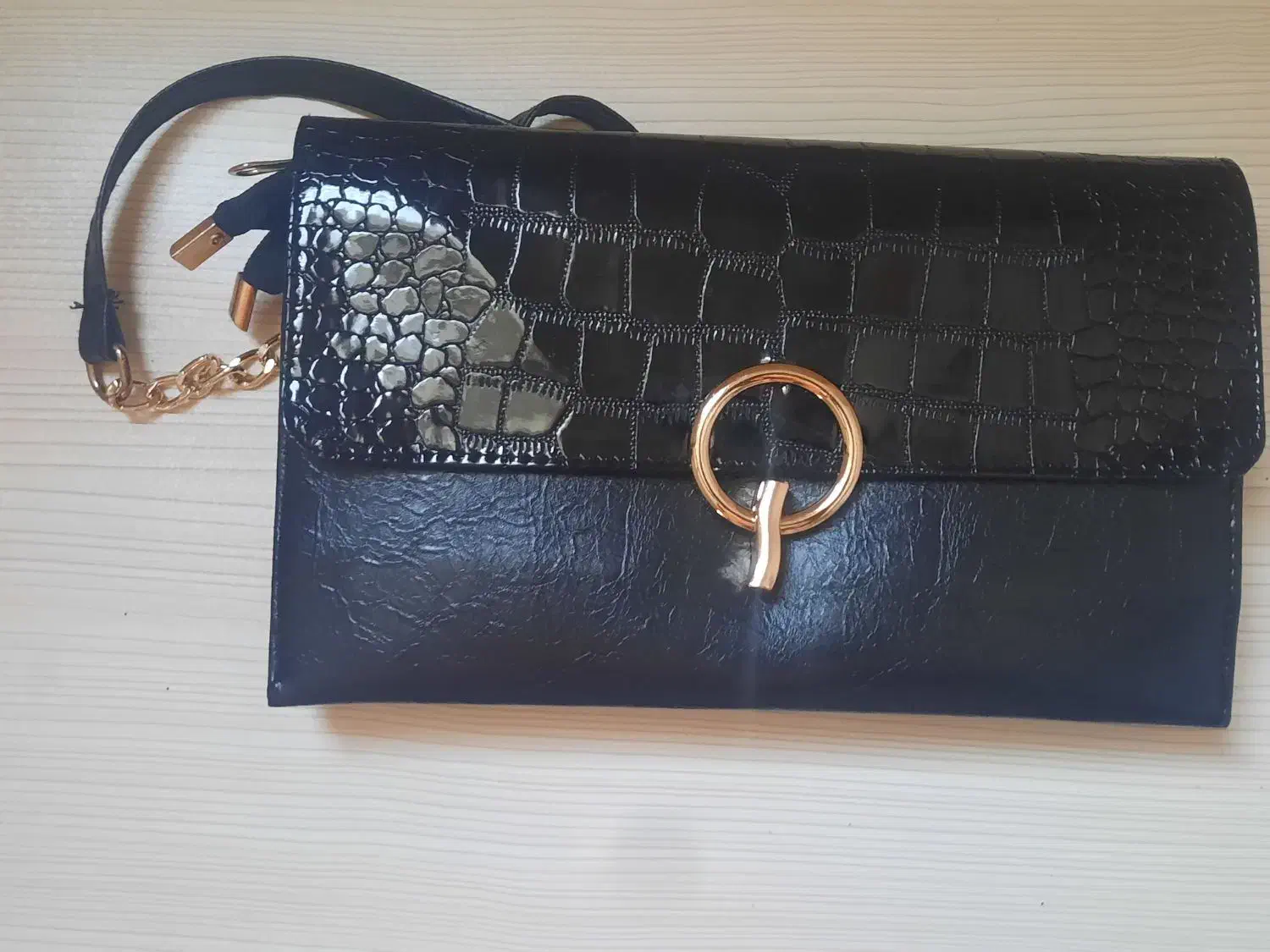 کیف|کیف، کفش، کمربند|گلبهار, شهر جدید گلبهار|دیوار