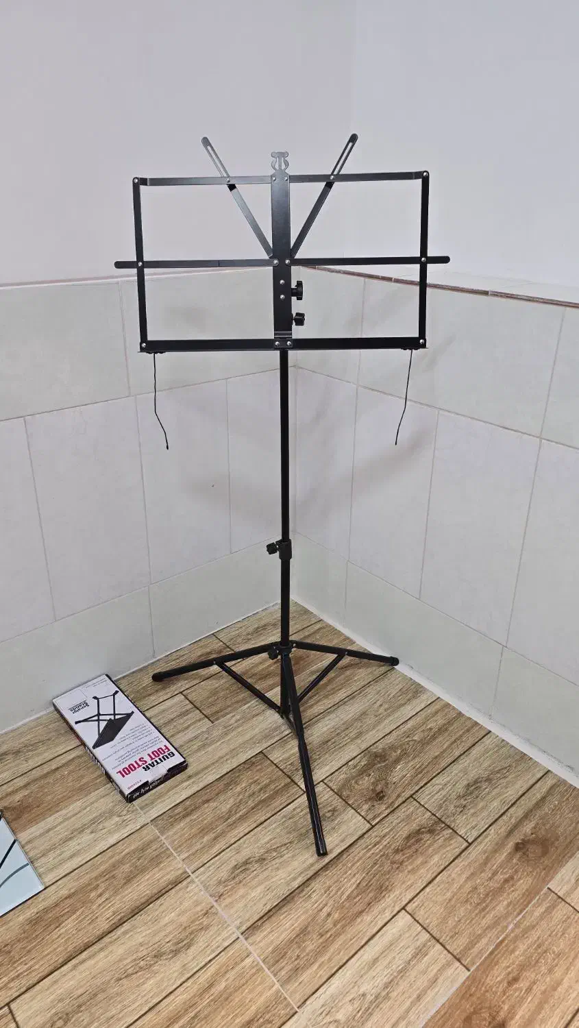 وسایل گیتار شامل سه پایه نت، پایه گیتار، زیرپایی|گیتار، بیس، امپلیفایر|ملایر, |دیوار