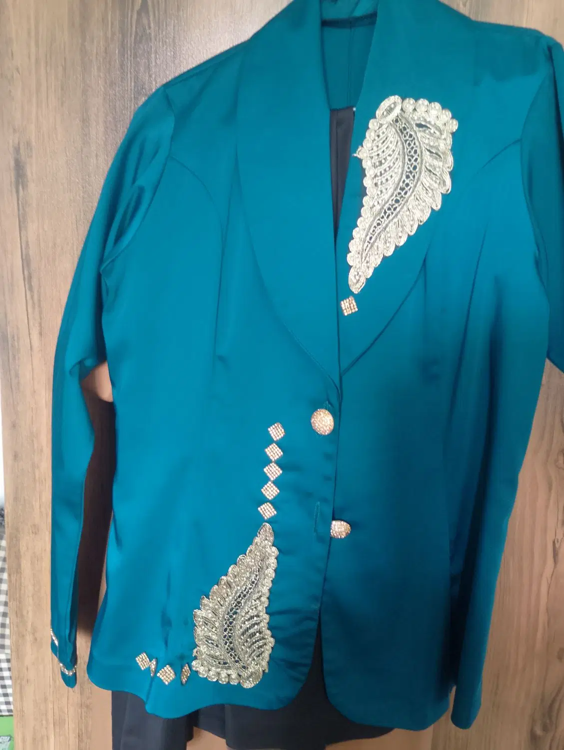 کت و دامن|لباس|کمیجان, |دیوار