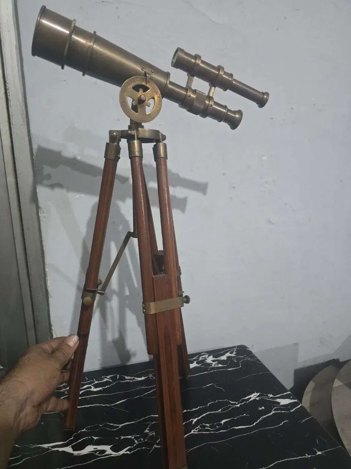 دوربین برنزی قدیمی با پایه چوبی با تنظیم دو ارتفاع|کلکسیون اشیاء عتیقه|رشت, بلوار گیلان|دیوار