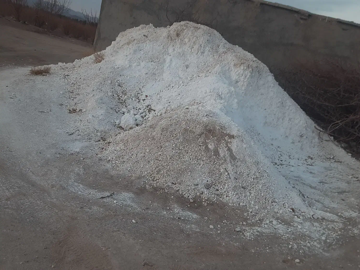 ۱۳ تن اهک ربات سفید|مصالح و تجهیزات ساختمان|سربیشه, |دیوار