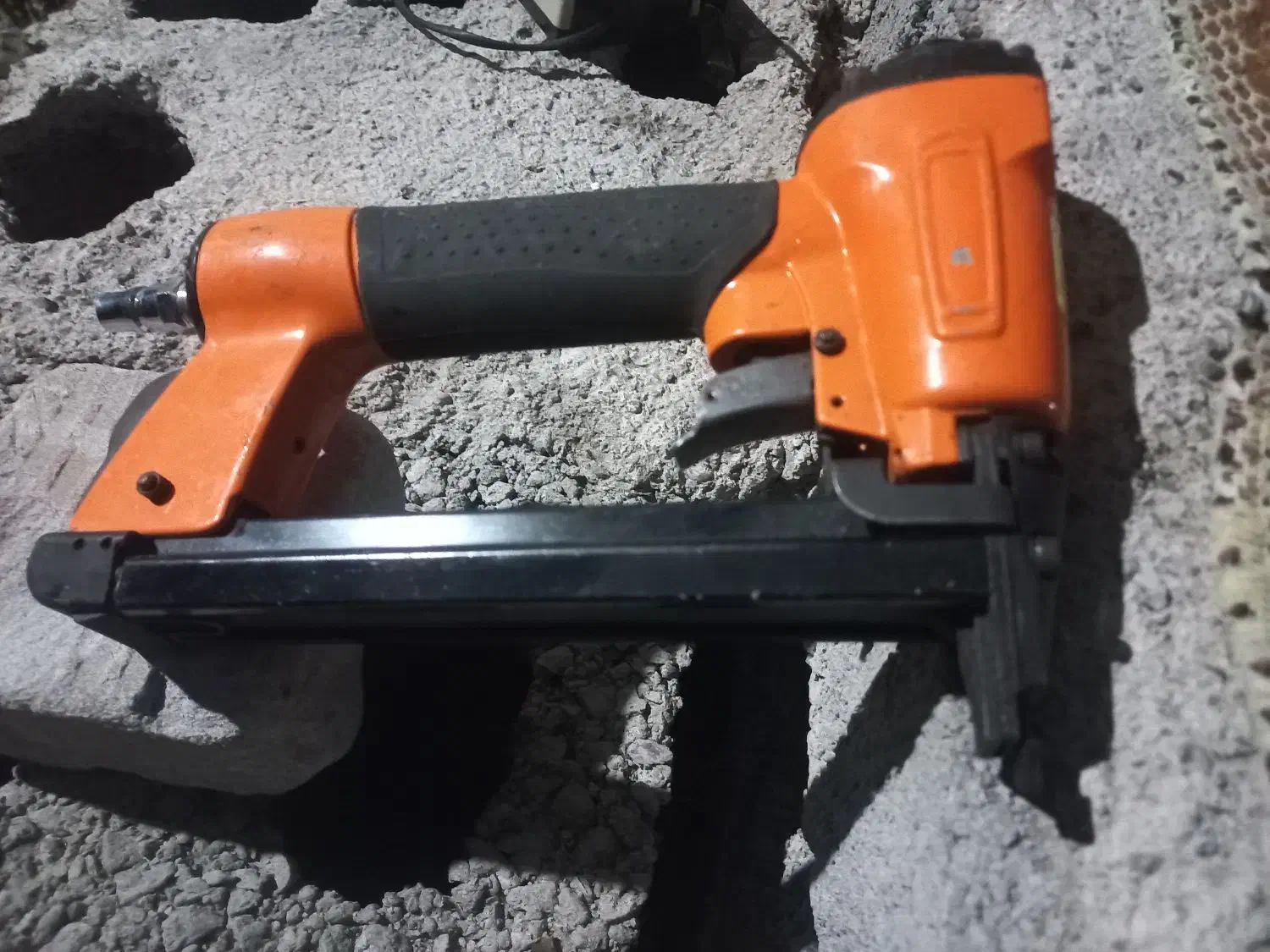 دستگاه منگنه بادی|ابزارآلات|سنگر, |دیوار