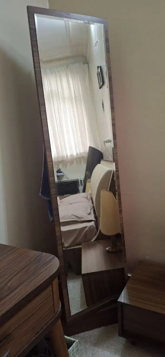 آینه قدی|آینه|قم, بنیاد|دیوار