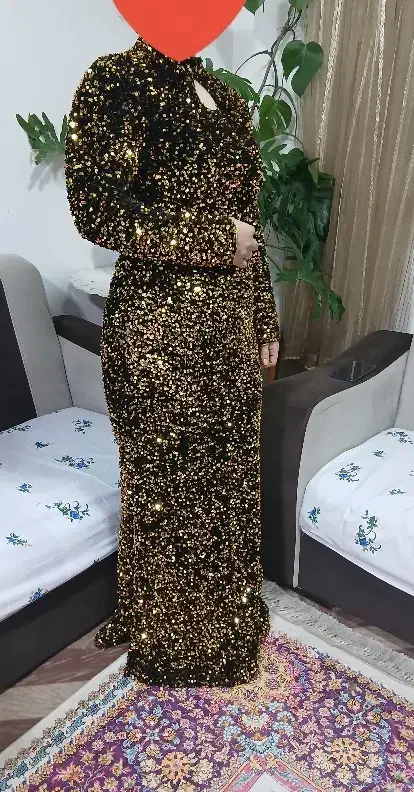 لباس مجلسی|لباس|صومعه‌سرا, |دیوار