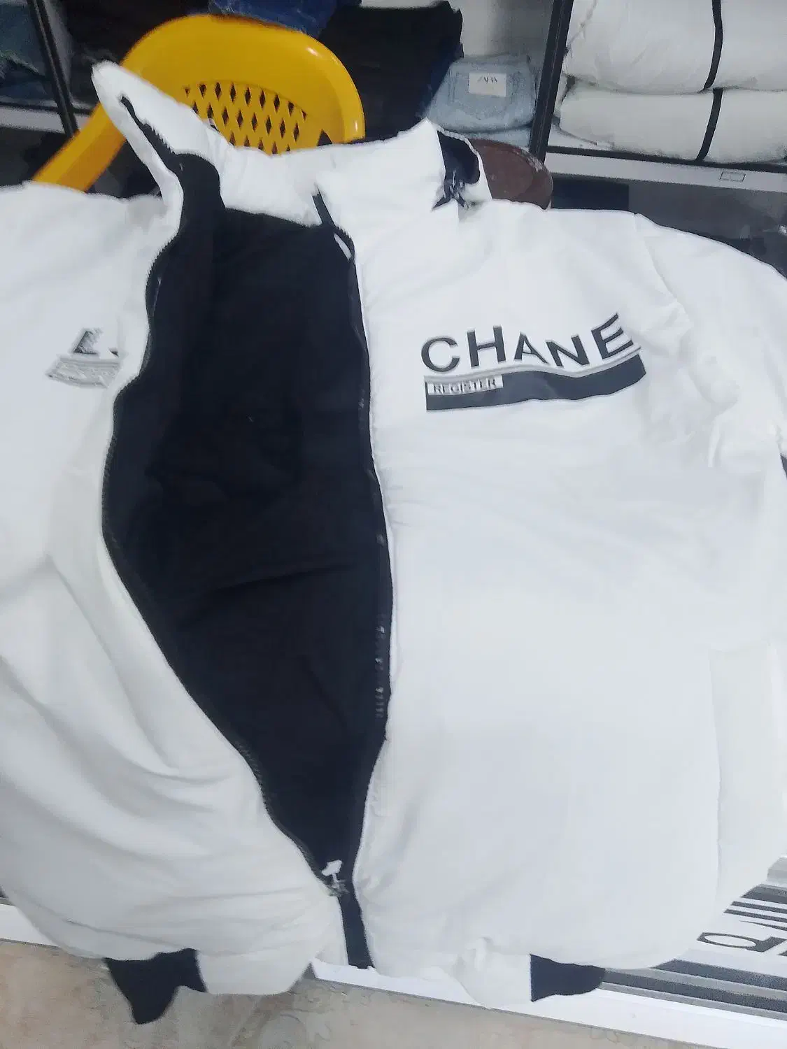 کاپشن|لباس|شال, |دیوار