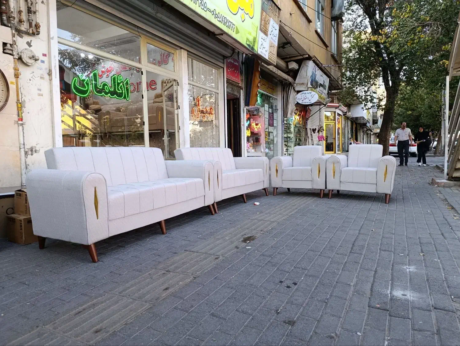 فضای شیک خانه با مبل راحتی با پارچه ی ضدلک و ضخیم|مبلمان خانگی و میز عسلی|تبریز, |دیوار