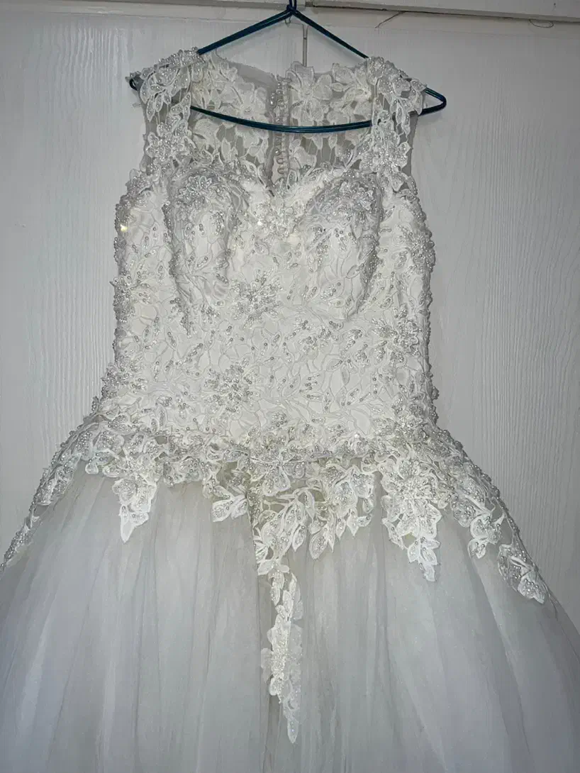 لباس عروس|لباس|ری, سرتخت|دیوار