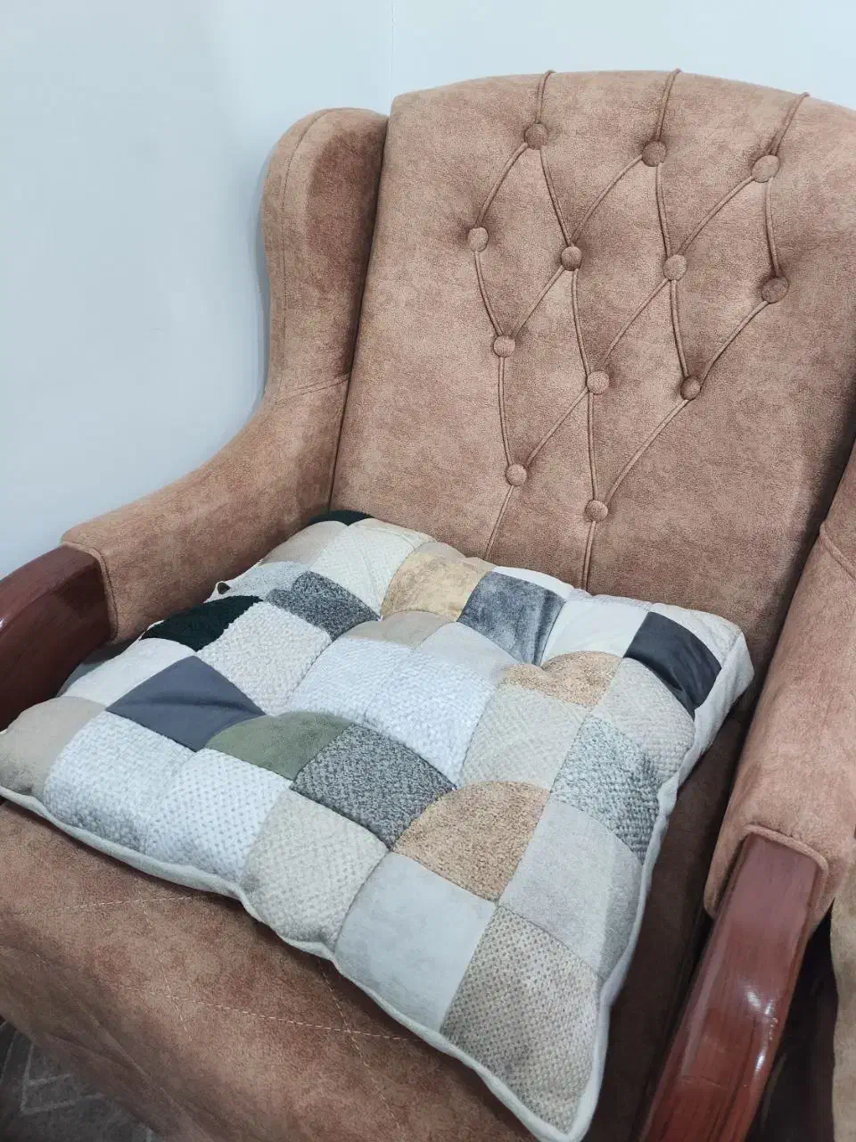 نشیمن ( زیر نشیمن)|رختخواب، بالش، پتو|بانه, |دیوار