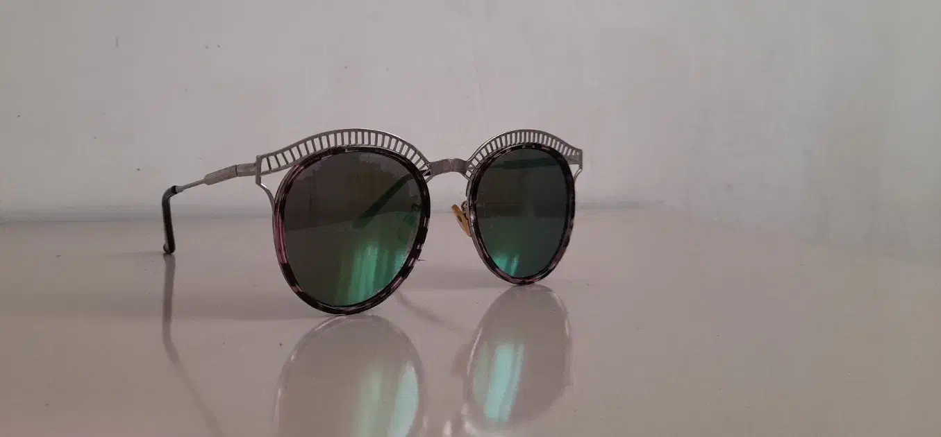 عینک افتابی|بدلیجات|میانه, |دیوار