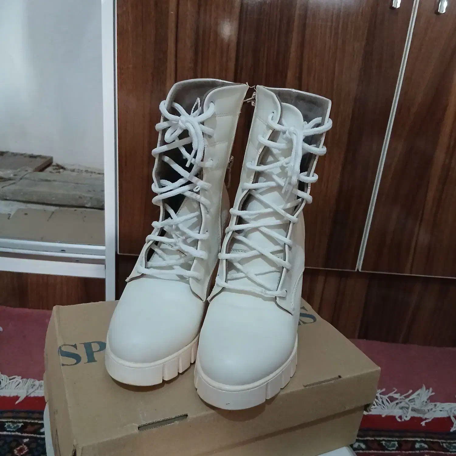 پوتین|کیف، کفش، کمربند|اهر, |دیوار