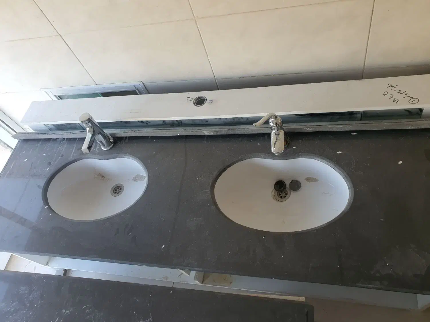 روشویی دوقلو سنگی به همراه توالت فرنگی|لوازم سرویس بهداشتی|یزد, |دیوار