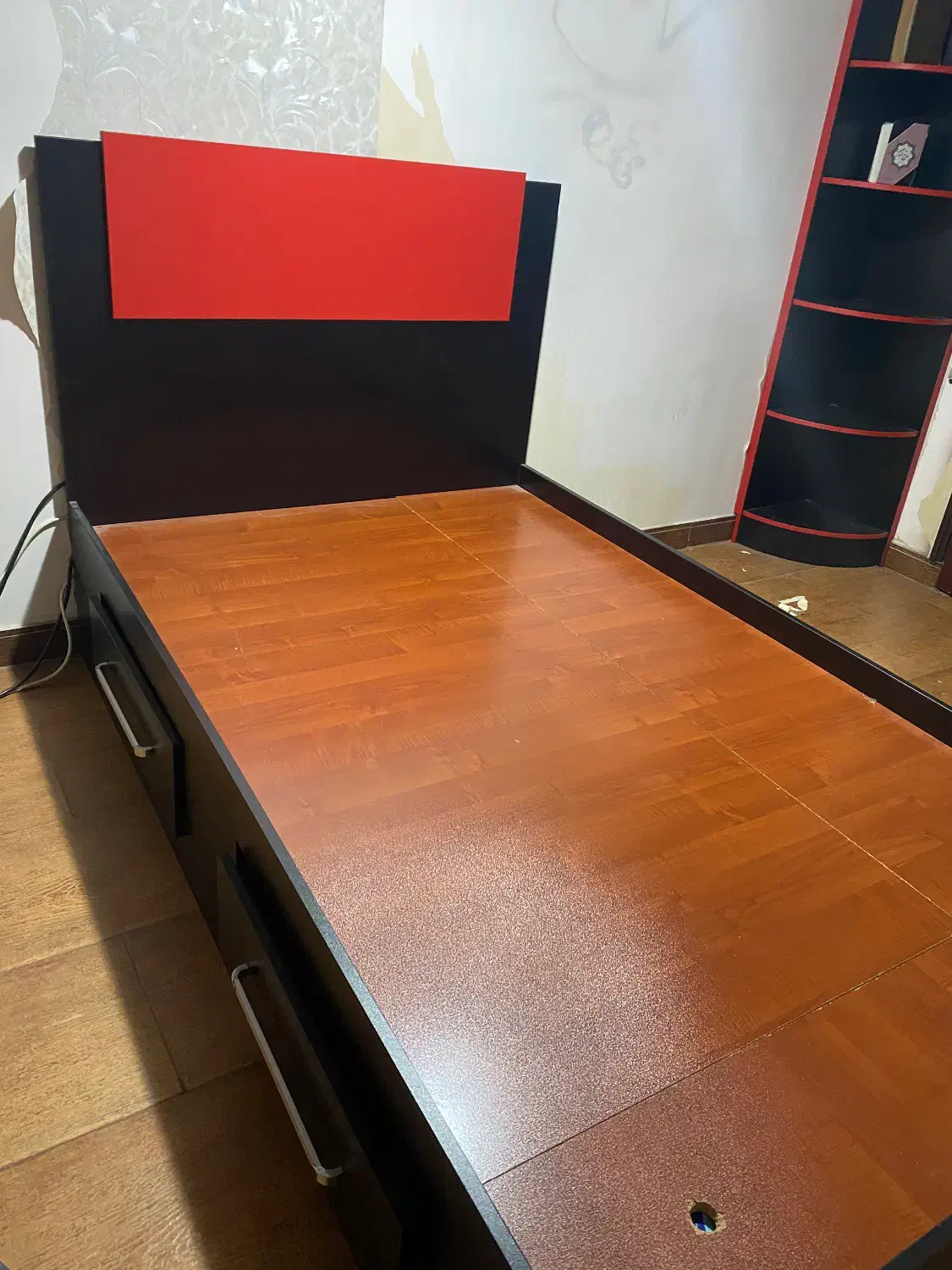 یک عدد تخت ۱ نفره با تشک|تخت و سرویس خواب|رشت, دیلمان|دیوار