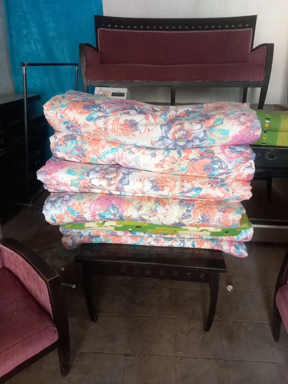 تشک نو|تشک تختخواب|صحنه, |دیوار