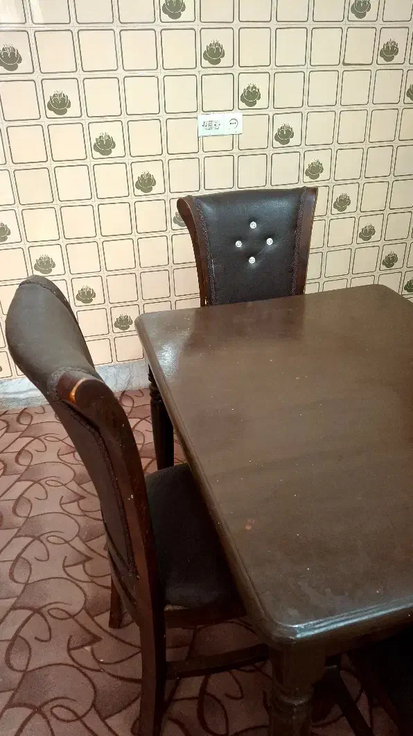 میز ناهارخوری ۴ نفره با ۴ صندلی در حد نو|میز و صندلی غذاخوری|کاشان, درب اصفهان|دیوار