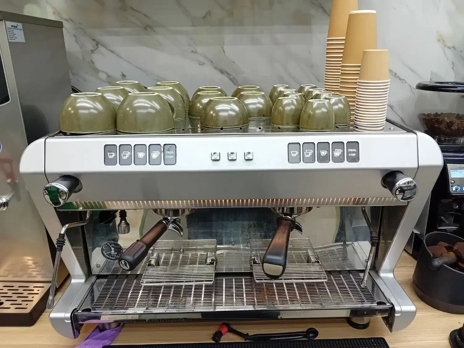 دستگاه اسپرسوساز و دستگاه یخ سازهمراه میز صندلی|کافی‌شاپ و رستوران|ری, فیروزآبادی|دیوار