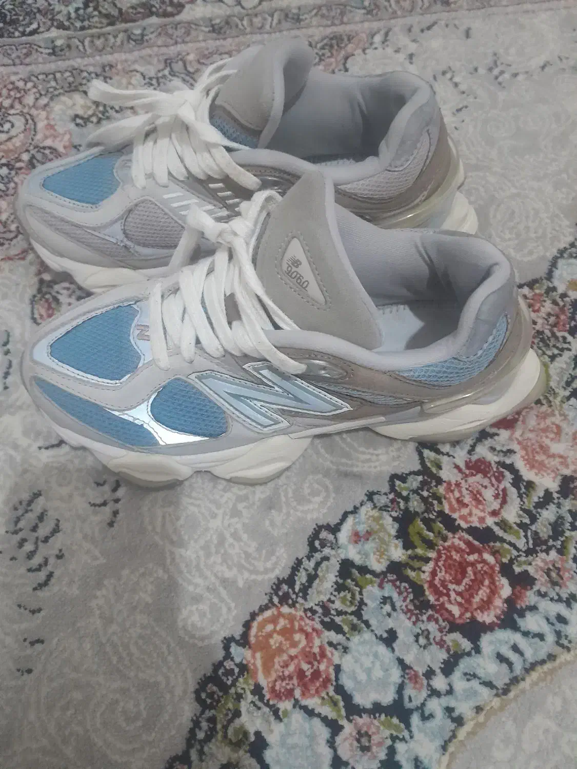 کفش کتانی|کیف، کفش، کمربند|رشت, عینک|دیوار