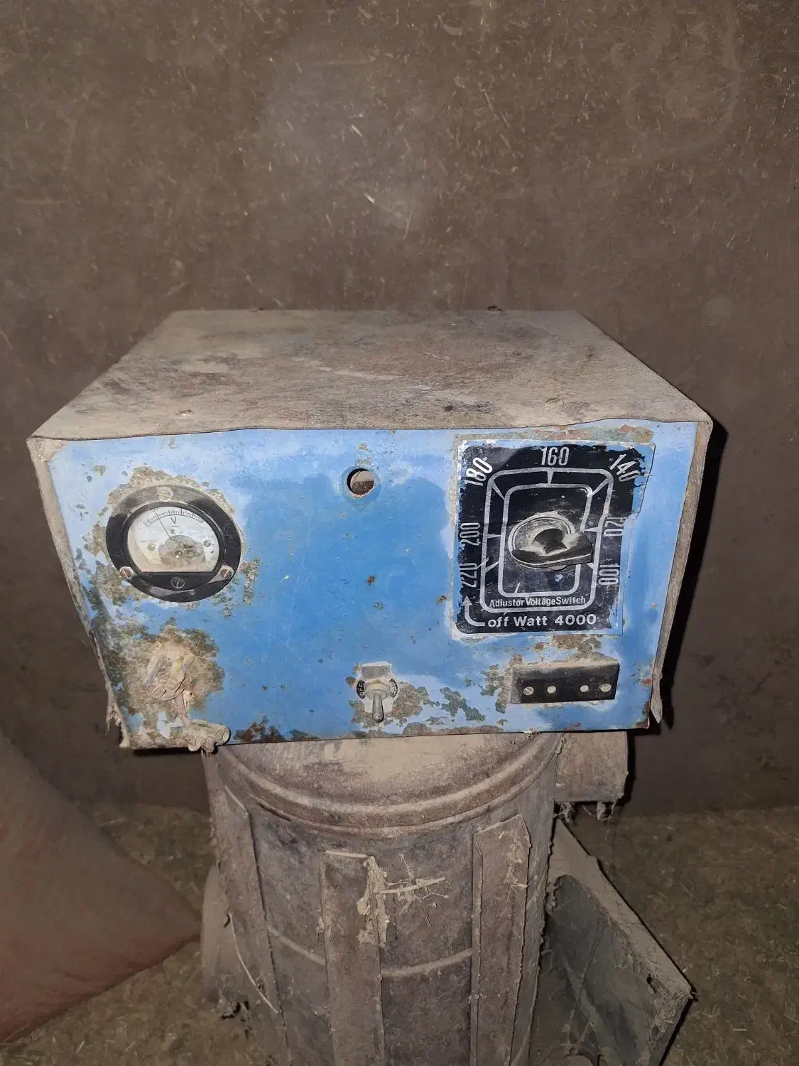 ترانس برق قدیمی|ماشین‌آلات صنعتی|بوژگان, |دیوار