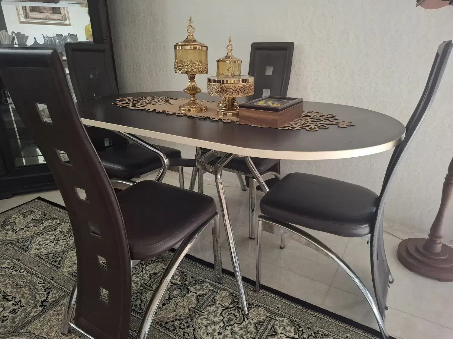 میز ناهار خوری|میز و صندلی غذاخوری|صحنه, |دیوار