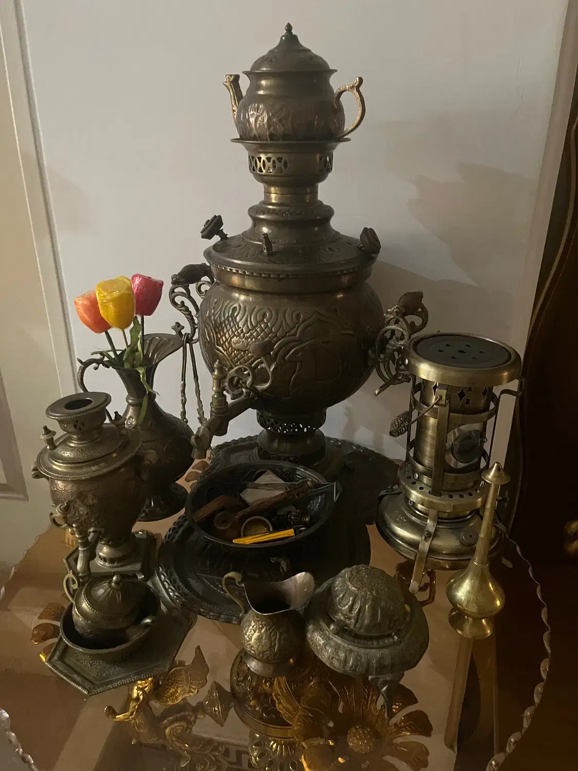 میز برنجی و سماور زغالی|بوفه، ویترین، کنسول|ری, فیروزآبادی|دیوار